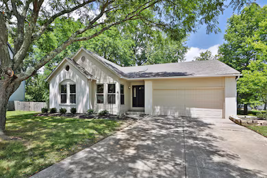 Renovated home with two-car garage at 28 Meadow View Ct, Powell, Ohio